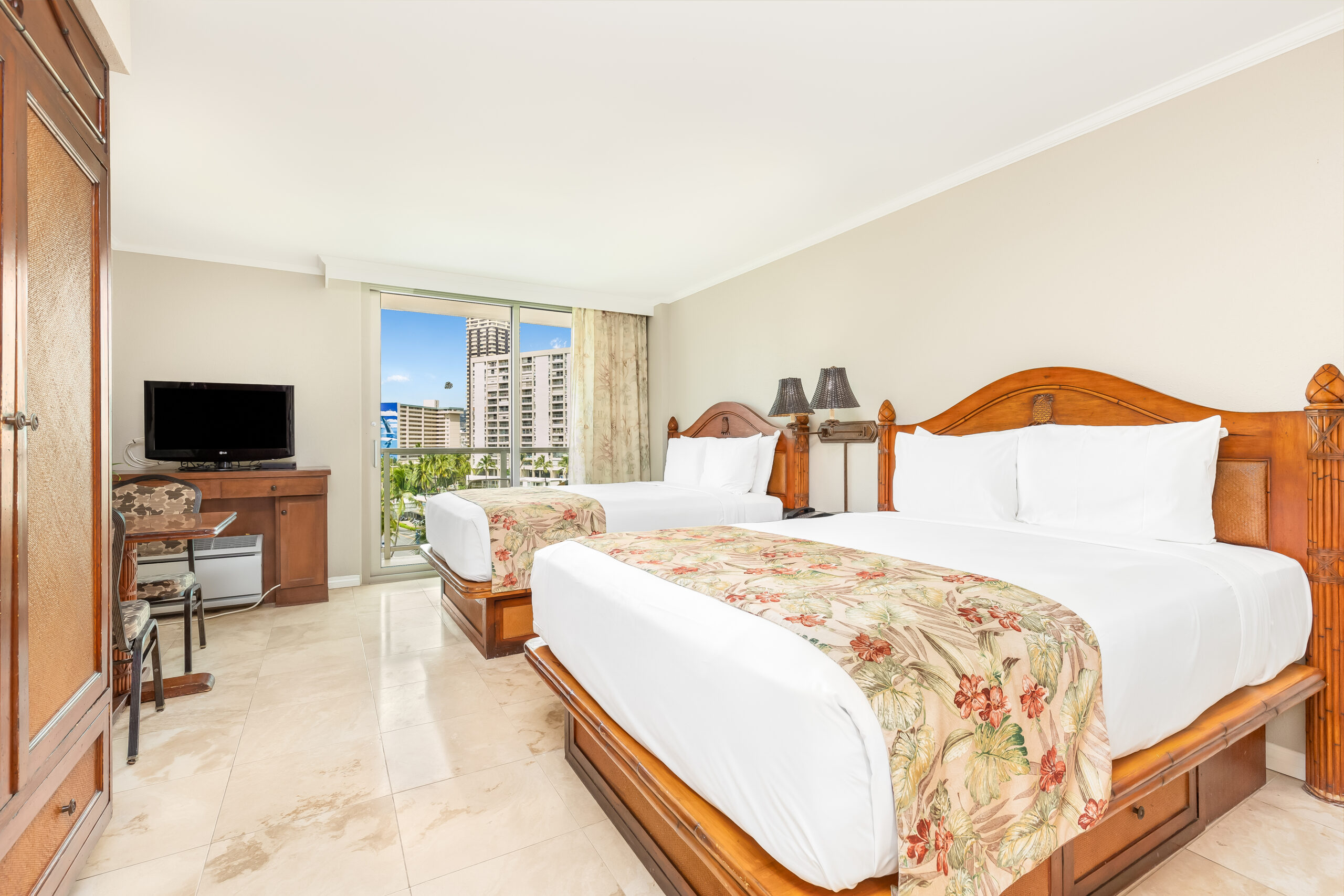 CITY VIEW STUDIO SUITE WITH TWO QUEEN BEDS AND KITCHENETTE 2