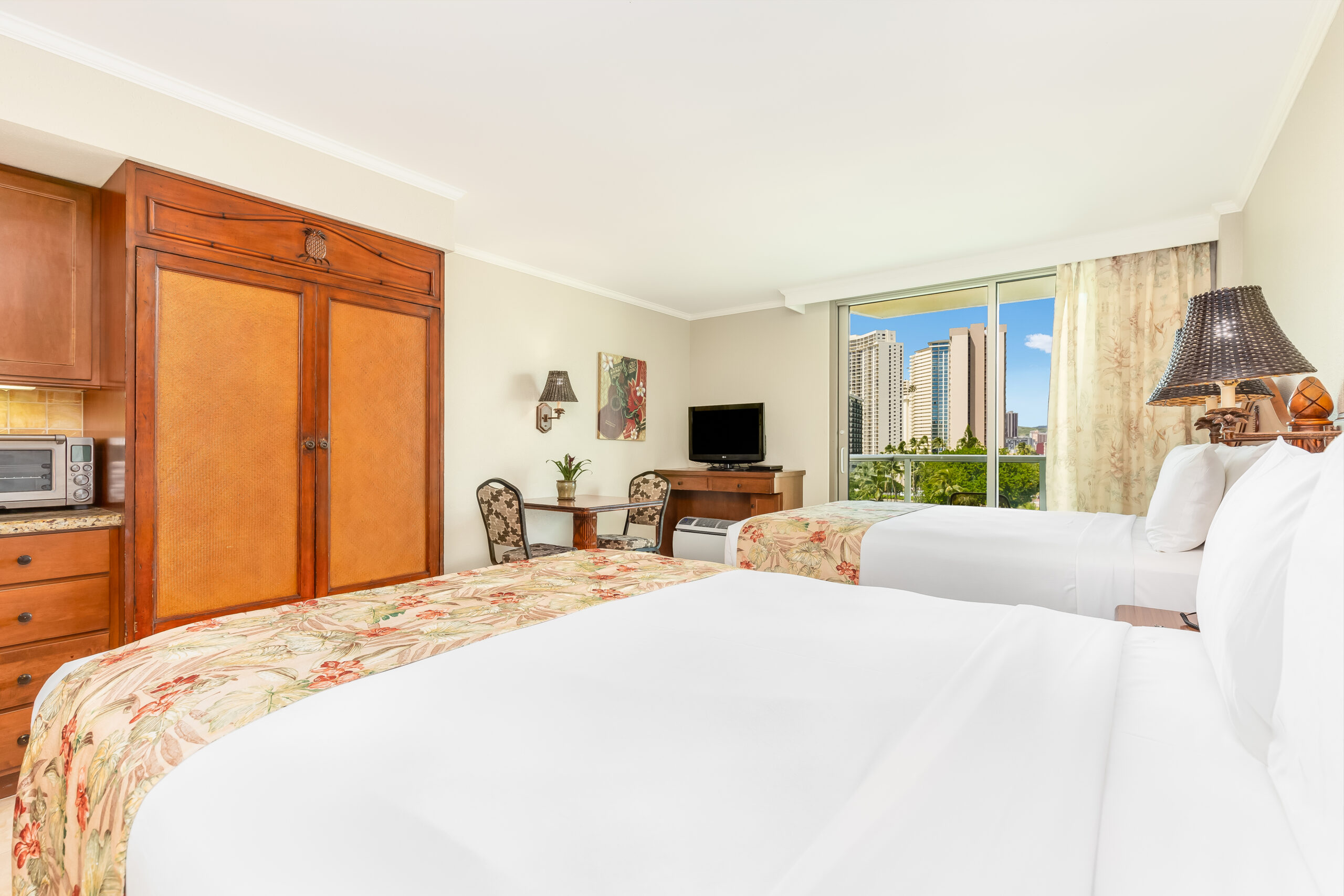 CITY VIEW STUDIO SUITE WITH TWO QUEEN BEDS AND KITCHENETTE 4